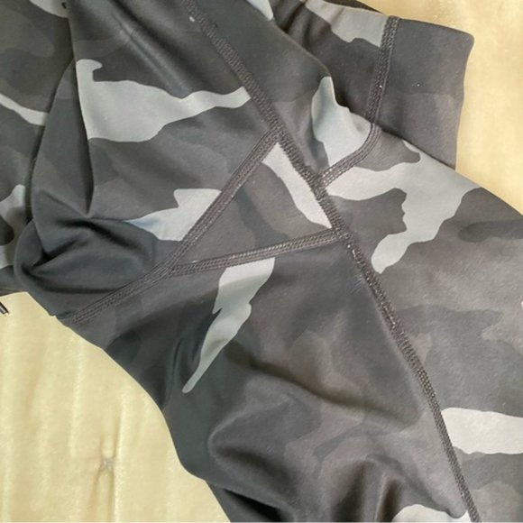 Athleta Contender 7/8 Tight in black and gray camo print with zip side pockets S - Picture 12 of 16